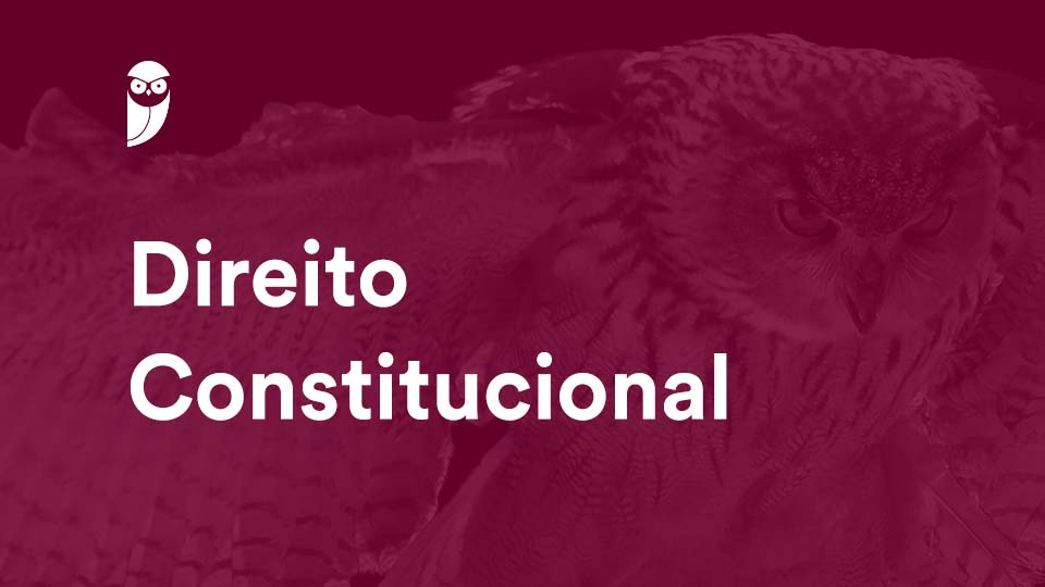 curso 2ª fase oab direito constitucional sendo escrito em letra branca em cima de imagem de coruja sobrevoando o ar